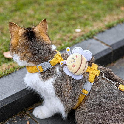 Gato olhando para o lado usando uma coleira para gatos amarelo da cantito