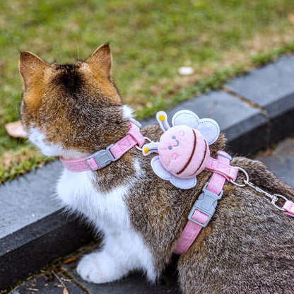 Gato olhando para o lado usando uma coleira para gatos rosa
 da cantito