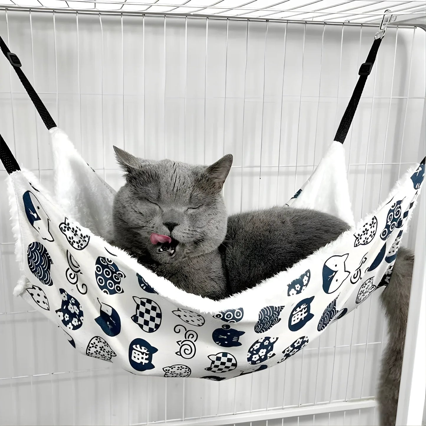 Gato com boca aberta deitado sobre rede de cadeira suspensa para gatos 