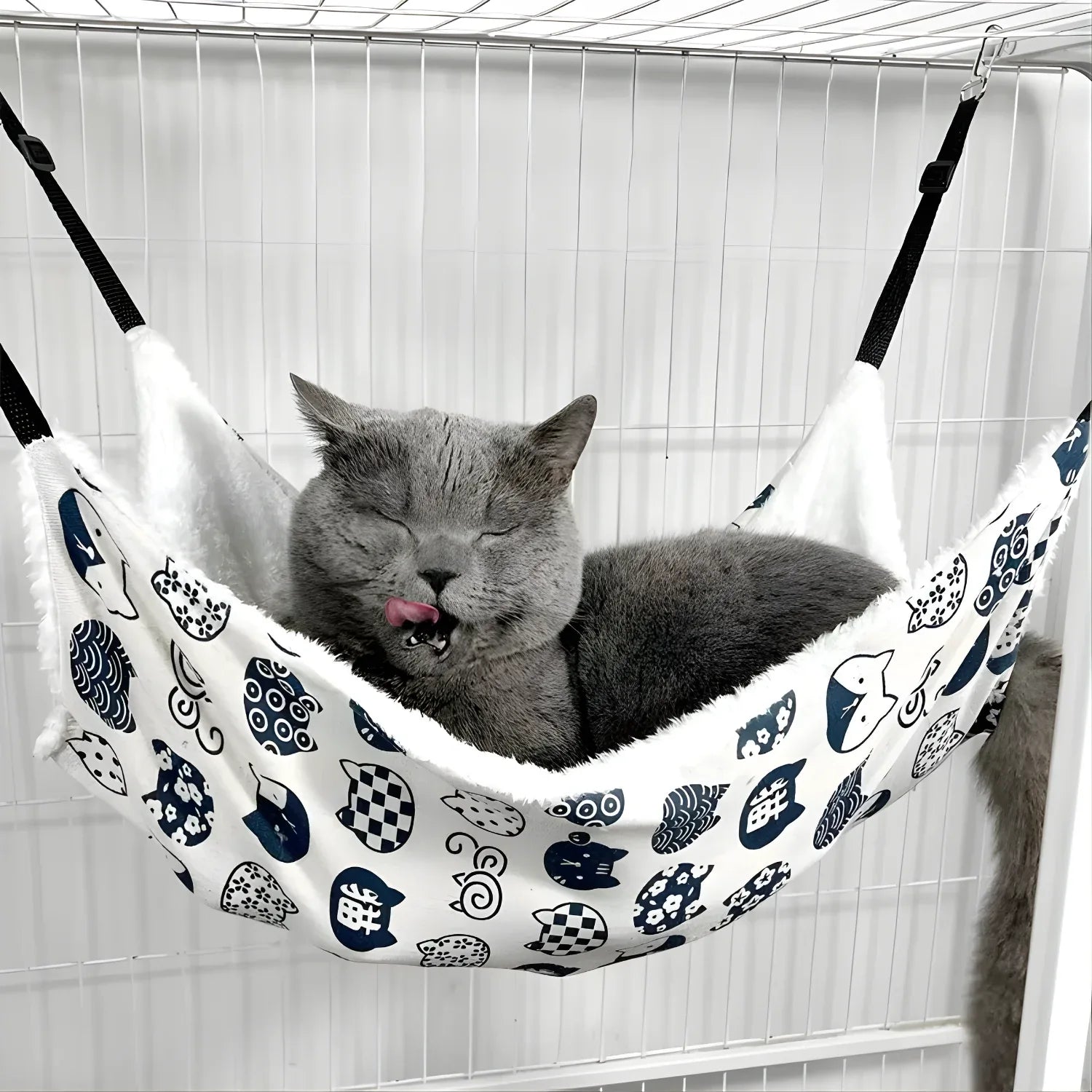 Gato com boca aberta deitado sobre rede de cadeira suspensa para gatos 