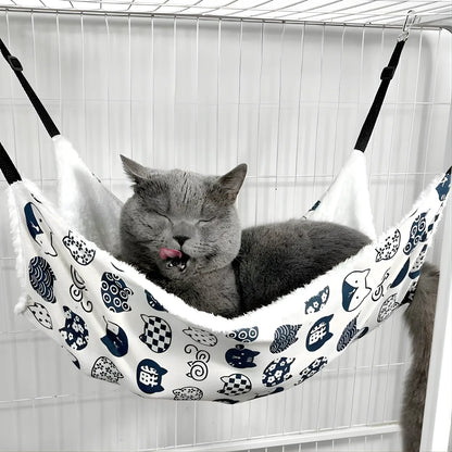 Gato com boca aberta deitado sobre rede de cadeira suspensa para gatos 