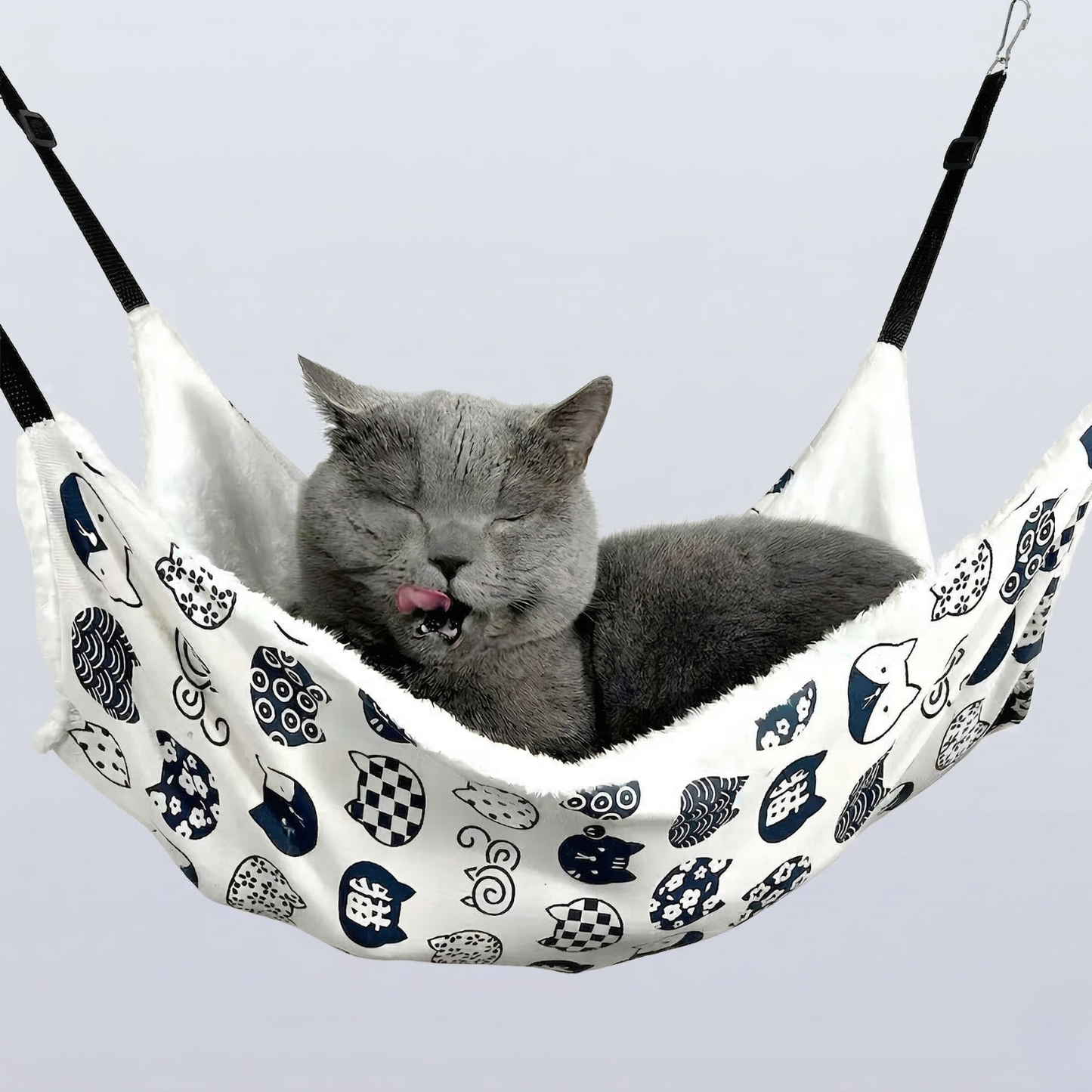 gato relaxado deitado sobre uma rede de cadeira para gatos 
