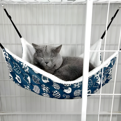 Gato com olhos fechados deitado em rede suspensas para gatos 