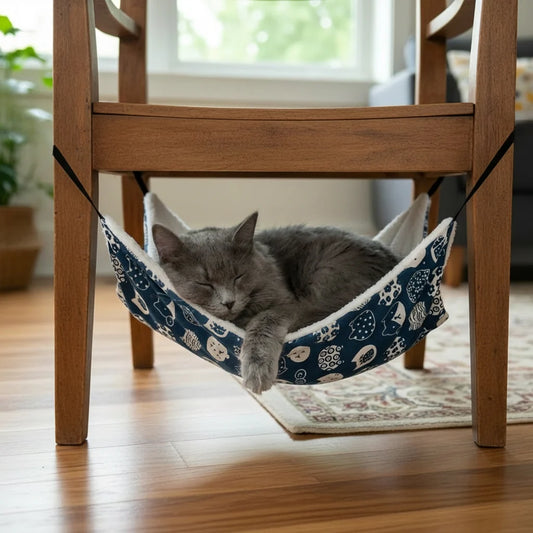 rede para gatos com gato cinza deitado