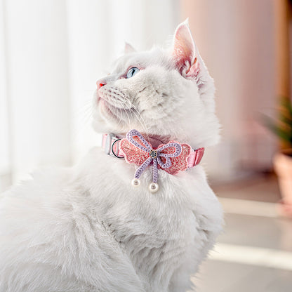 gato branco usando coleira rosa delicada para gatos com bordado de borboleta