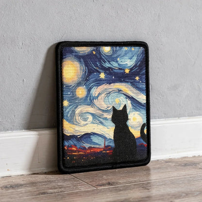 arranhador para gatos apoiado na parede 
