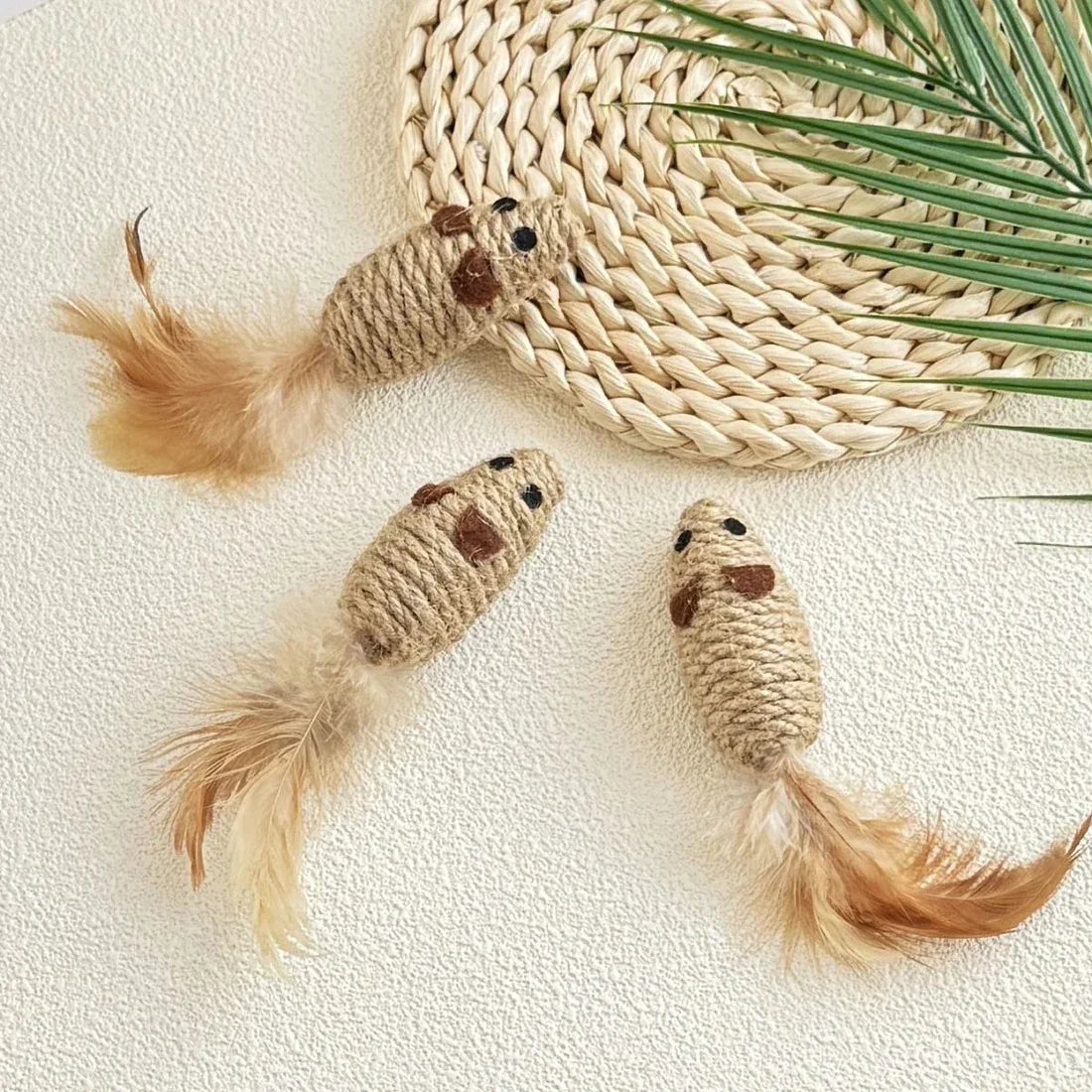Ratos em sisal em fundo claro com alta qualidade naturais