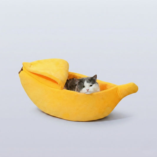 Cama banana para gatos com interior felpudo e design divertido em formato fechado