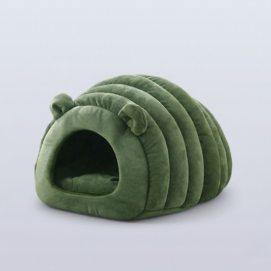 Cama para gatos confortável em formato de casulo em fundo neutro 