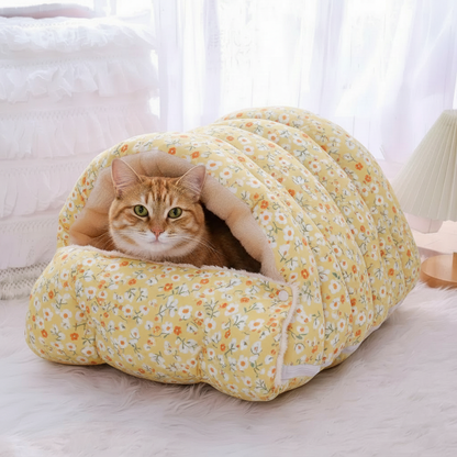 Cama para gatos amarela com gato deitado