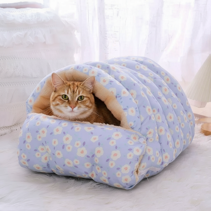 Cama para gatos azul com gato deitado