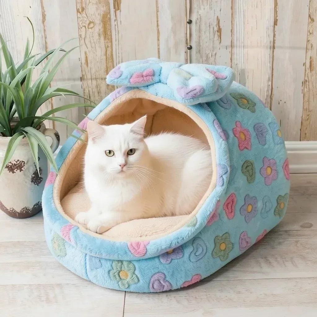 Gato dentro da cama para gatos ciano com lacinho confortável