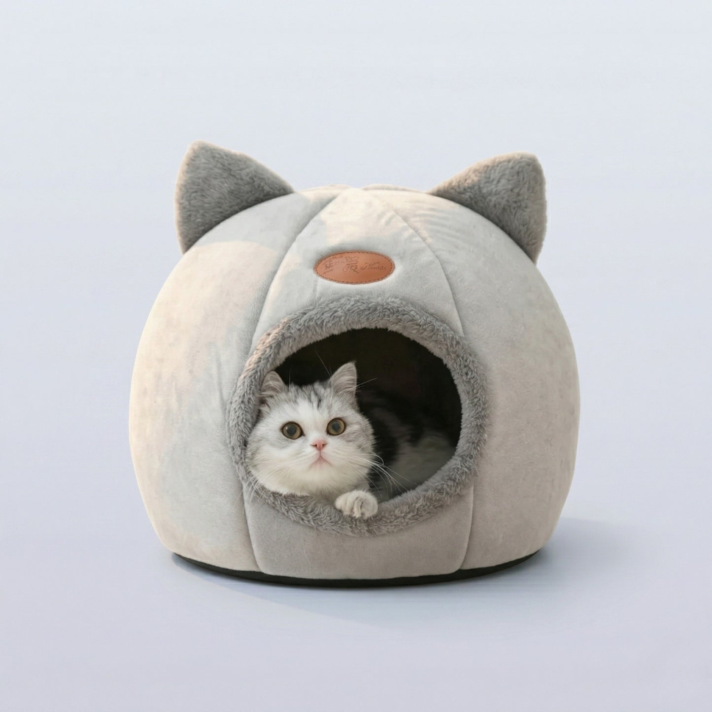 Cama para gatos orelha de gato em fundo neutro minimalista
