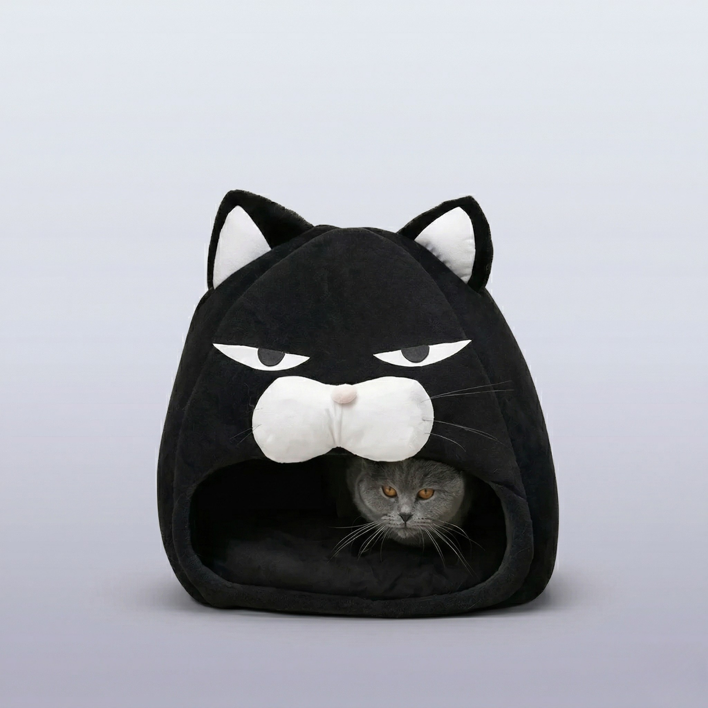 Cama para gatos preta em fundo neutro 
