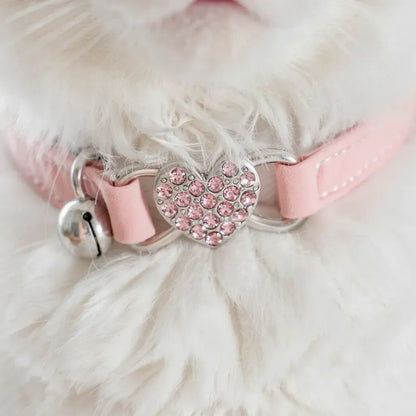 gato usando coleira para gatos rosa ajustável com sino