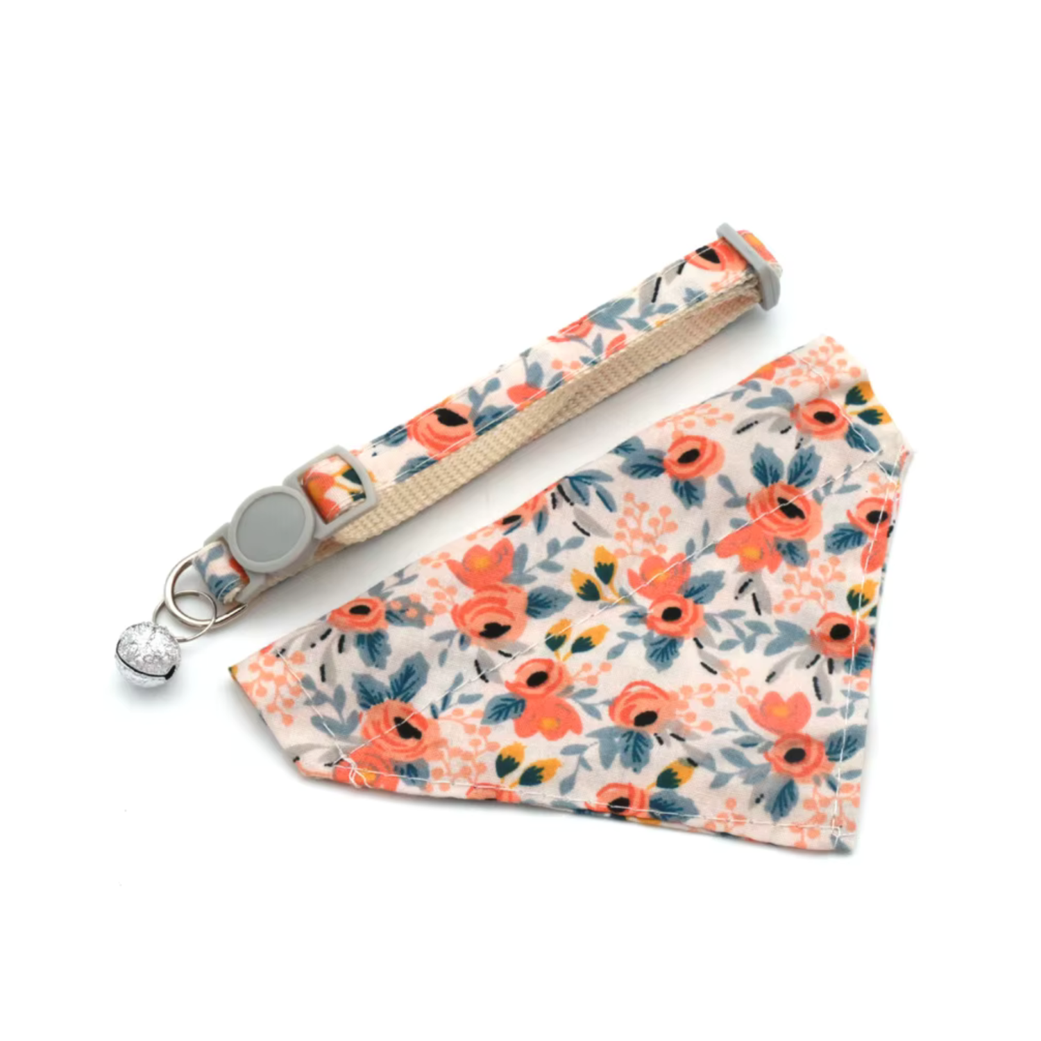 Bandana para gatos laranja em fundo branco 