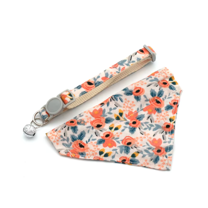Bandana para gatos laranja em fundo branco 