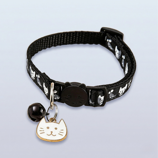 Coleira para gatos ajustável em fundo neutro