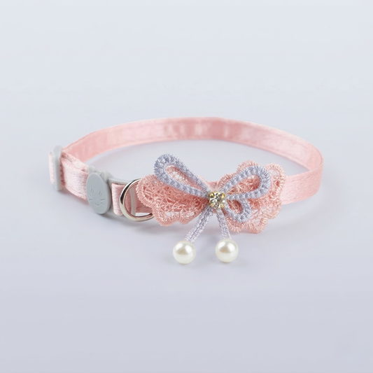 Coleira delicada rosa com bordado em fundo neutro para gatos 