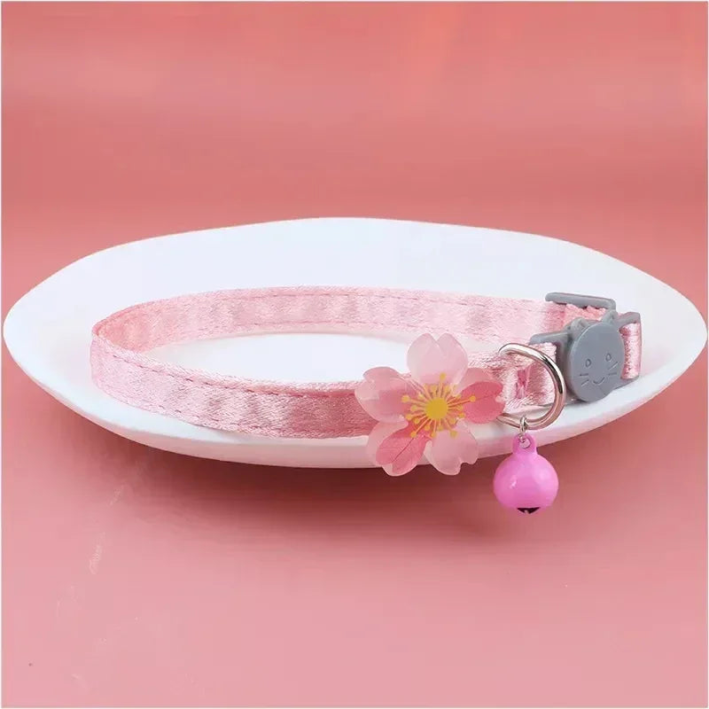 coleira rosa para gatos com uma flor 