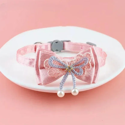 coleira rosa para gatos com laço e detalhe em bordado 