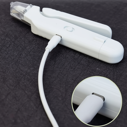 Cortador De Unha Para Gato 3 Em 1 Sendo Carregado Via USB-C
