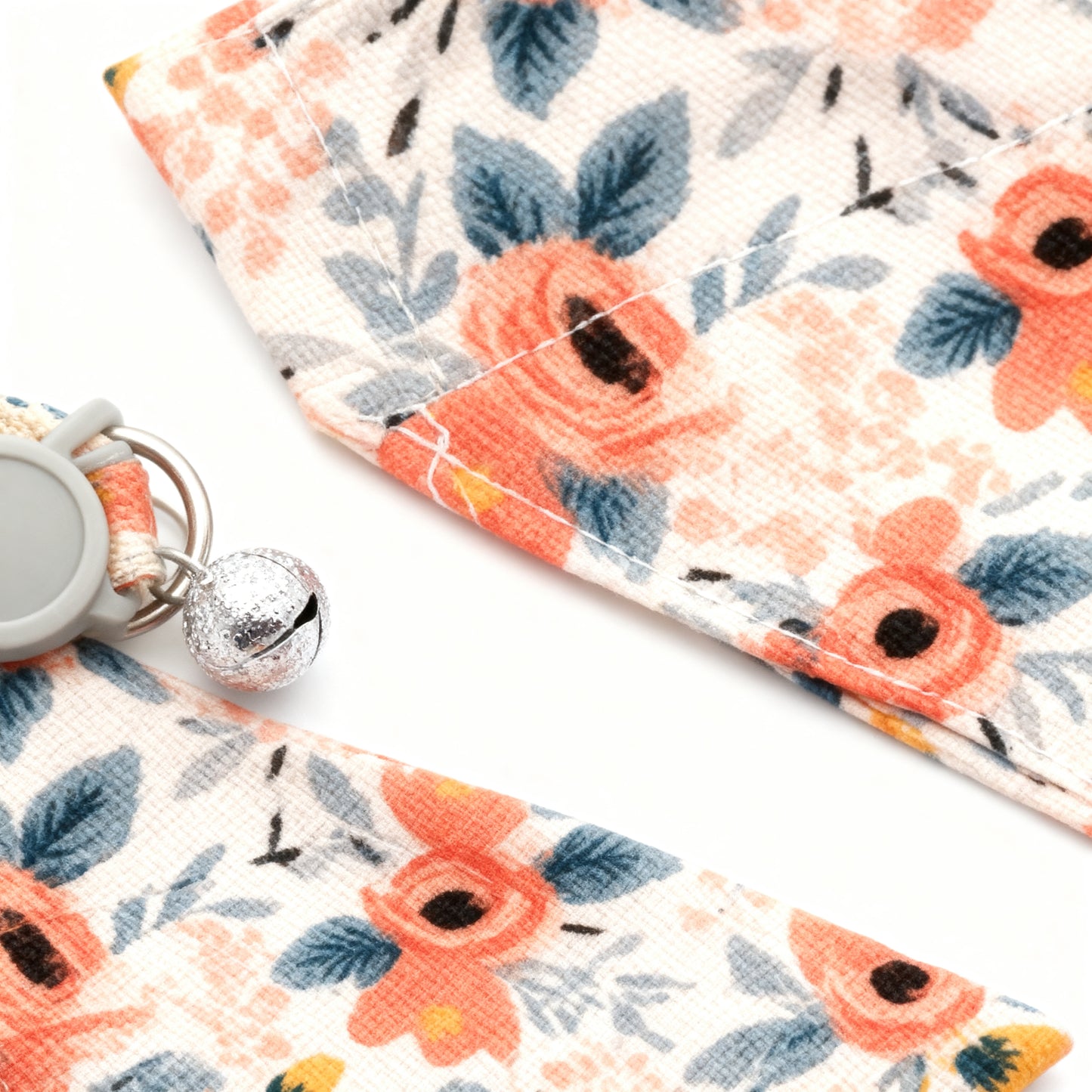 Detalhe do material da bandana da coleira para gatos floral laranja 