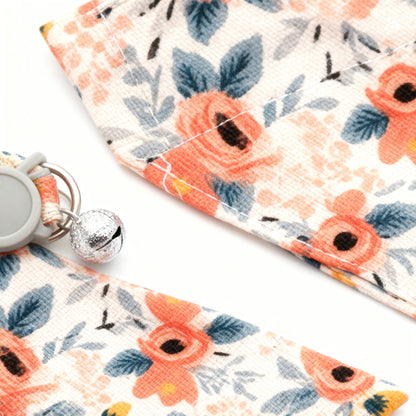 Detalhe do material da bandana da coleira para gatos floral laranja 