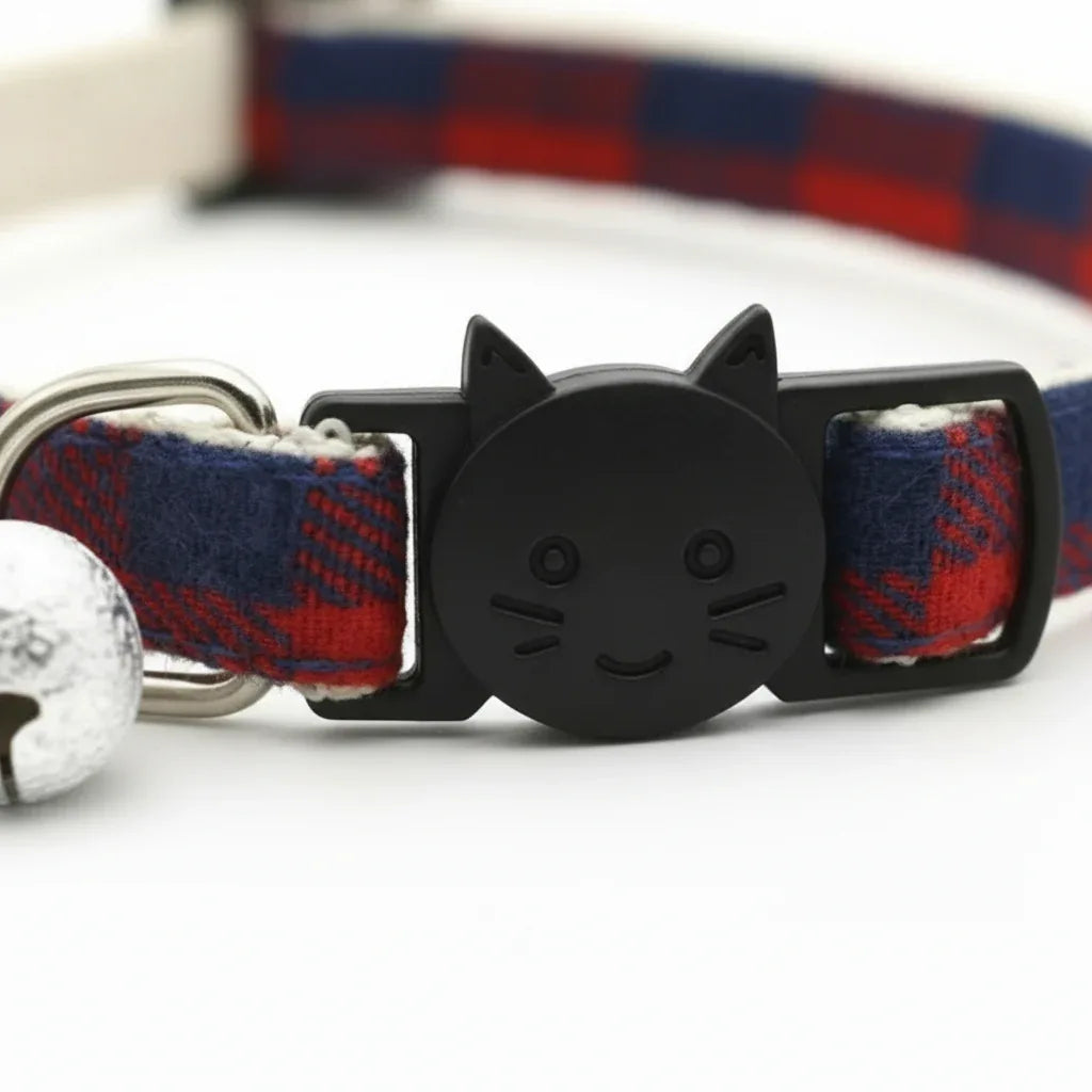 Detalhe da coleira para gatos xadrez com guizo