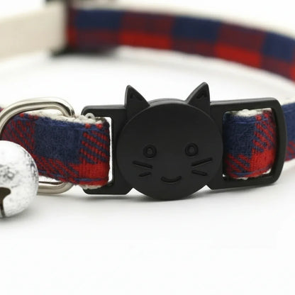 Detalhe da coleira para gatos xadrez com guizo