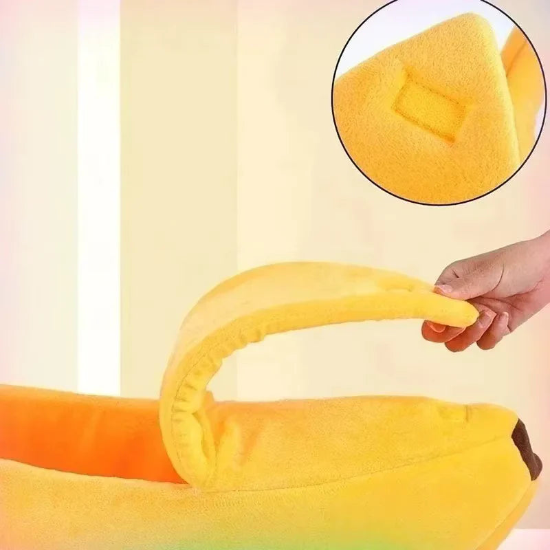 Detalhe do tecido felpudo da cama banana para conforto térmico do gato