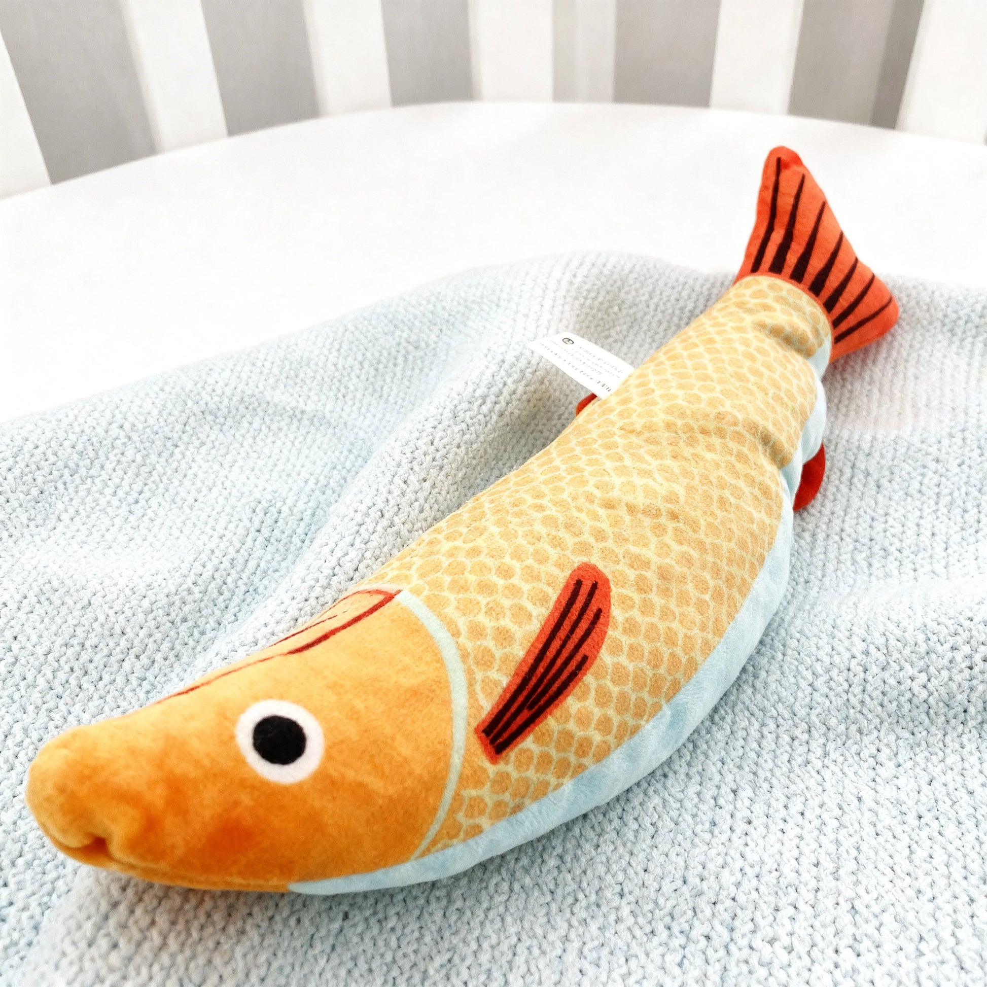 Close no peixinho para gatos com catnip