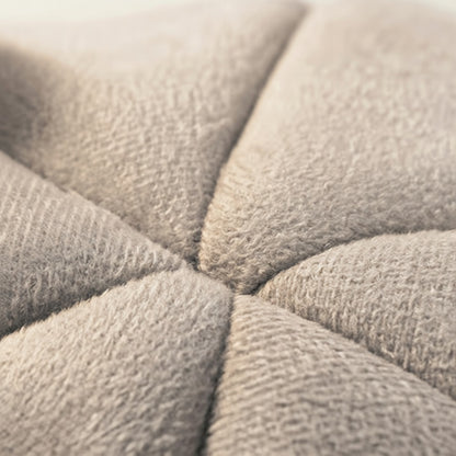 Detalhe do tecido macio da cama para gatos acabamento acolchoado
