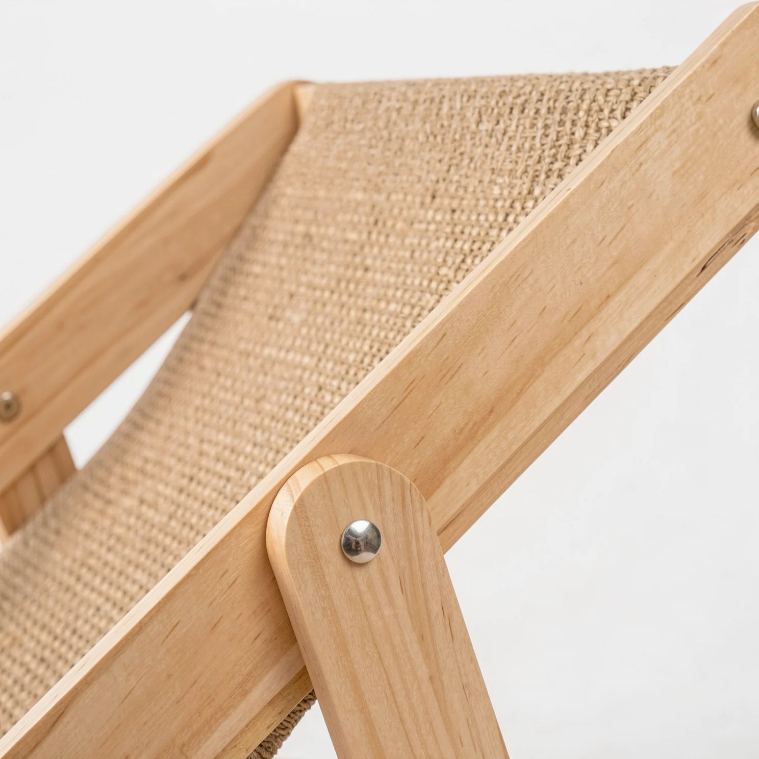 detalhe madeira da cadeira para gatos sisal verão
