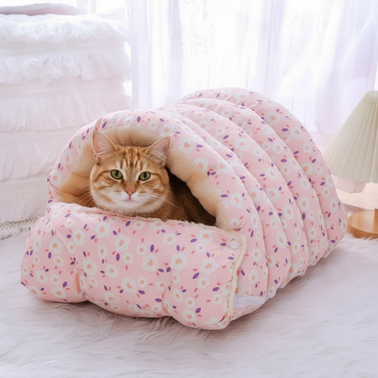 Gato relaxado dentro da cama para gatos confortável