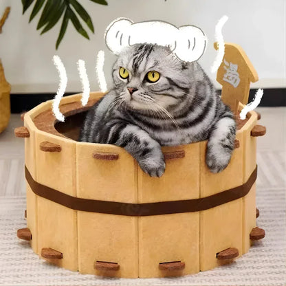 Gato cinza listrado deitado dentro da cama para gatos japonesa 