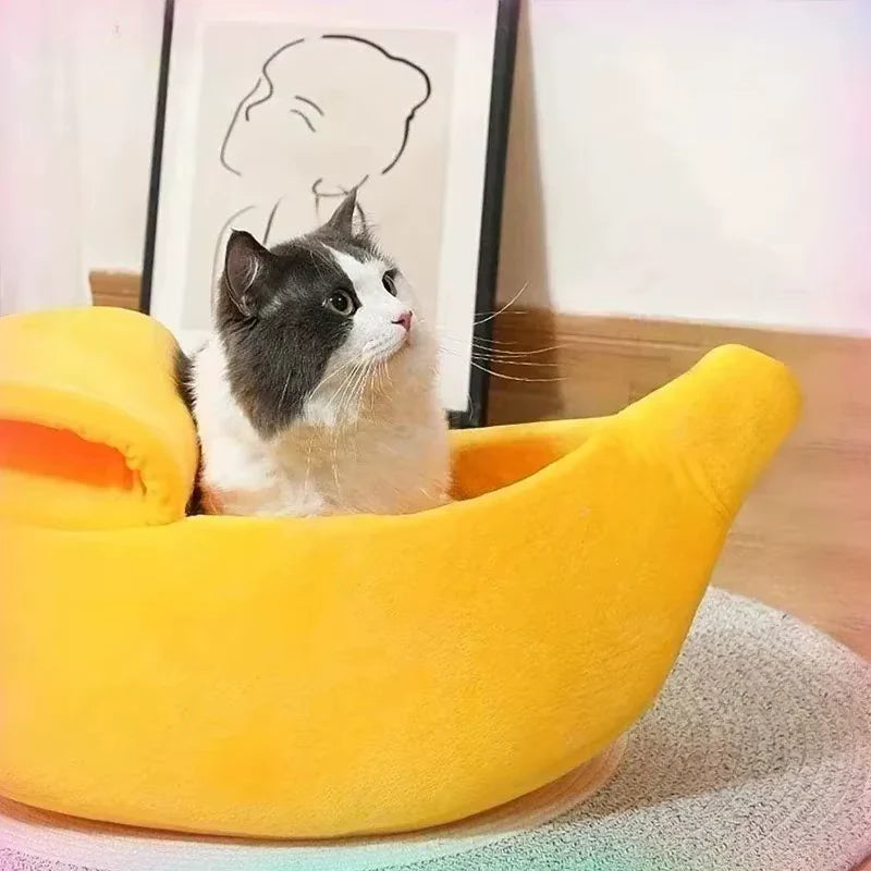 Entrada flexível da cama banana permitindo fácil acesso do gato
