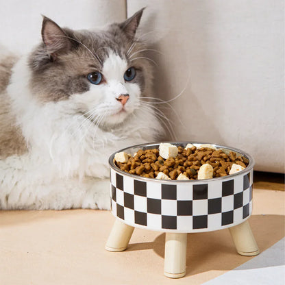 Gato comendo em comedouro elevado para gatos em aço inox