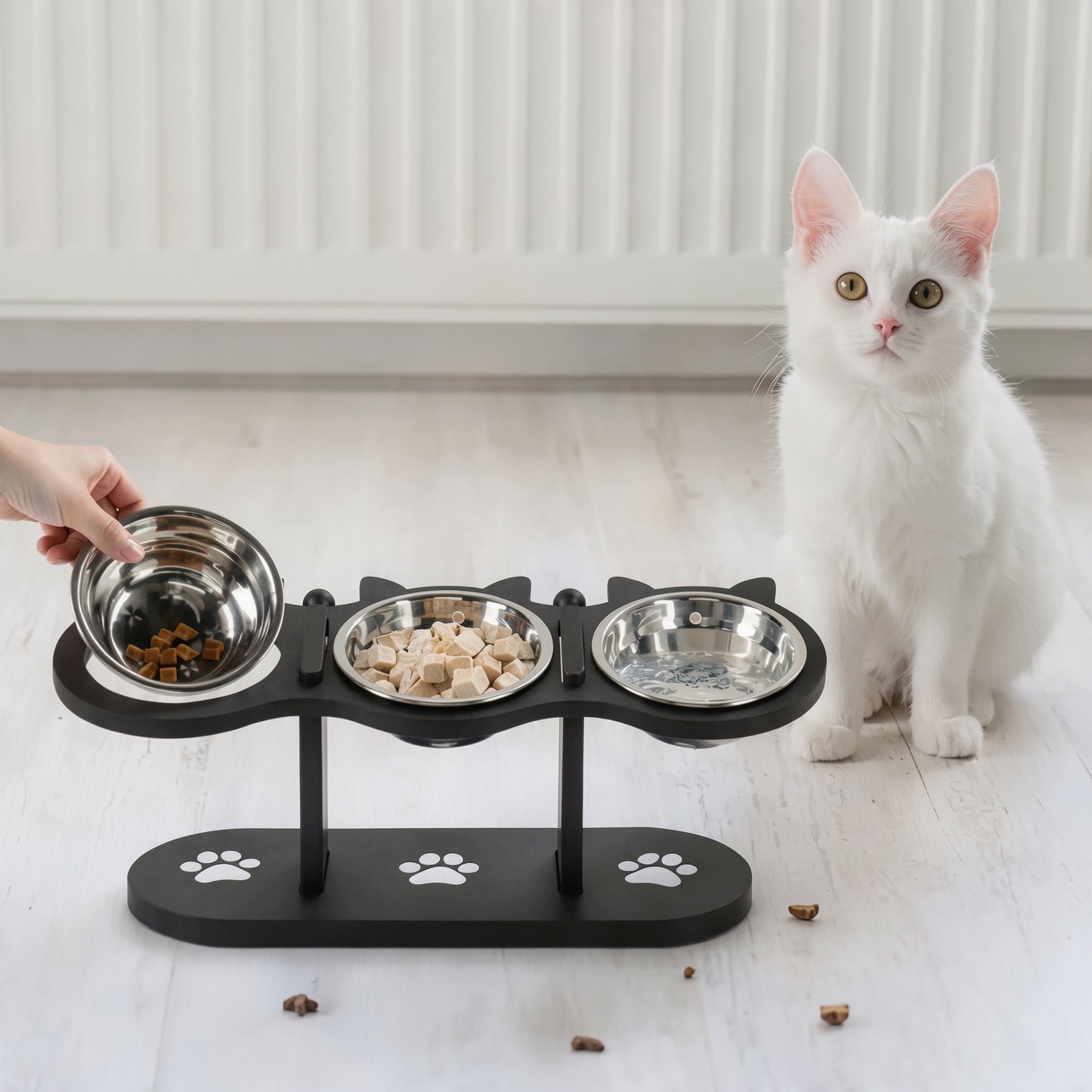 Gato ao lado de comedouro para gatos triplo elevado com ração e água