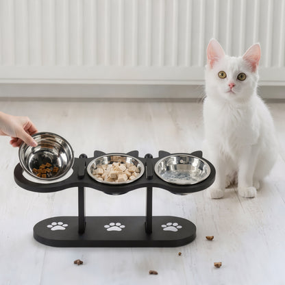 Gato ao lado de comedouro para gatos triplo elevado com ração e água