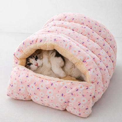 Gato encolhido dentro da cama para gatos 