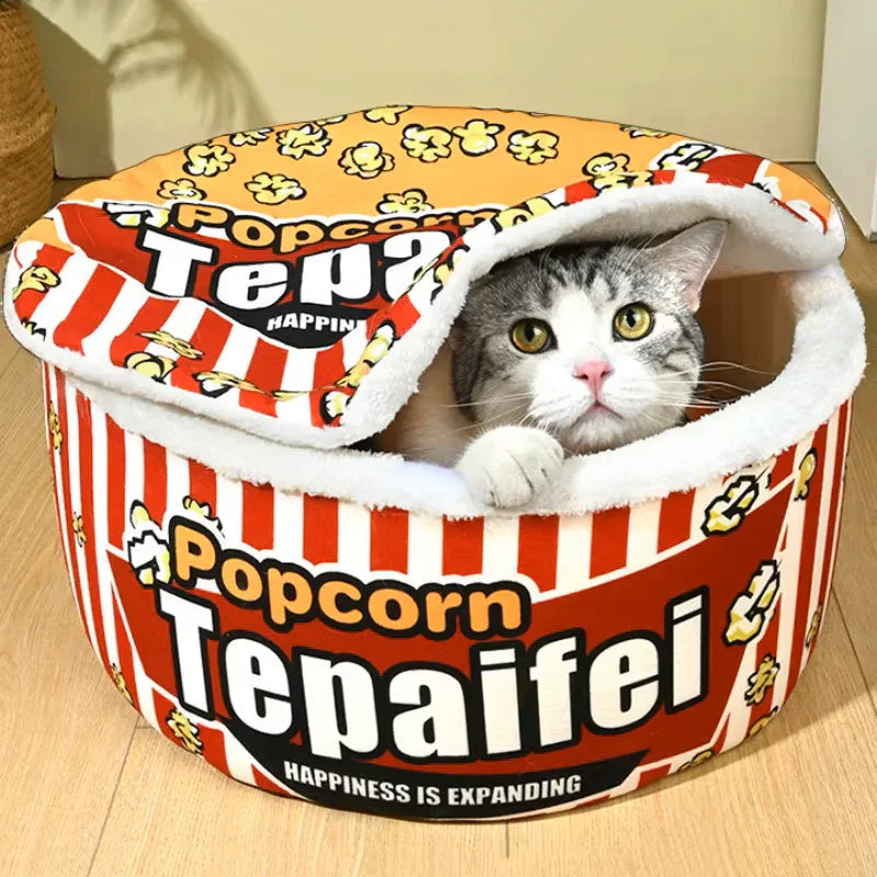 Gato descansando em cama divertida de pipoca para pets