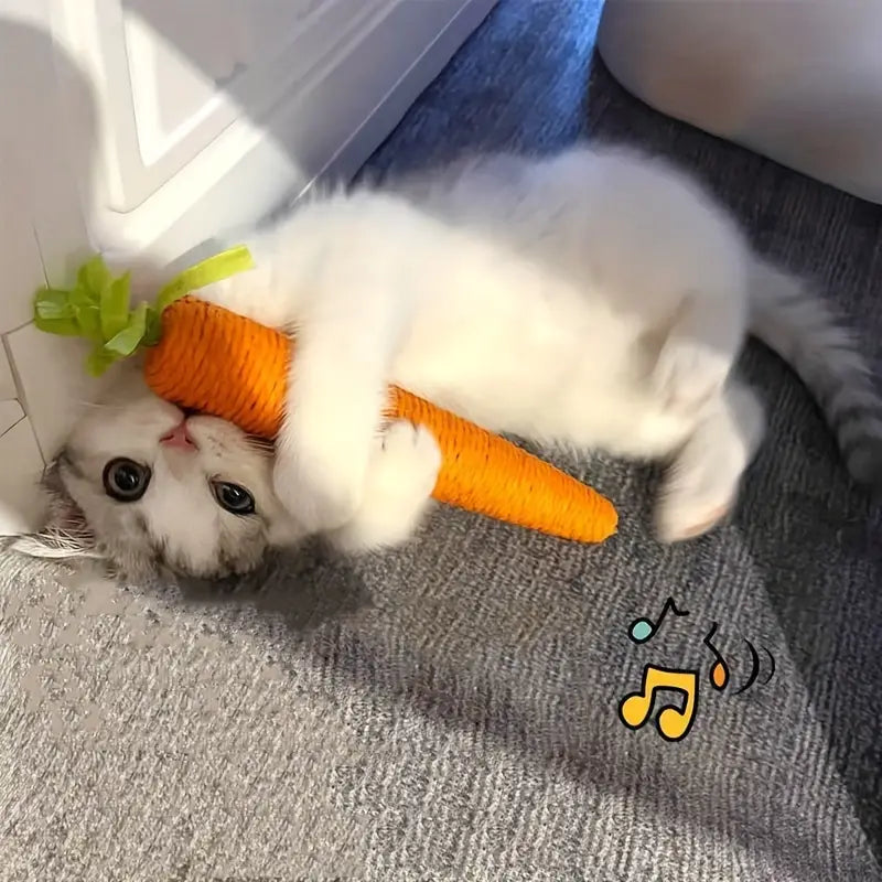 Gato filhote mordendo cenoura para gatos mordedora