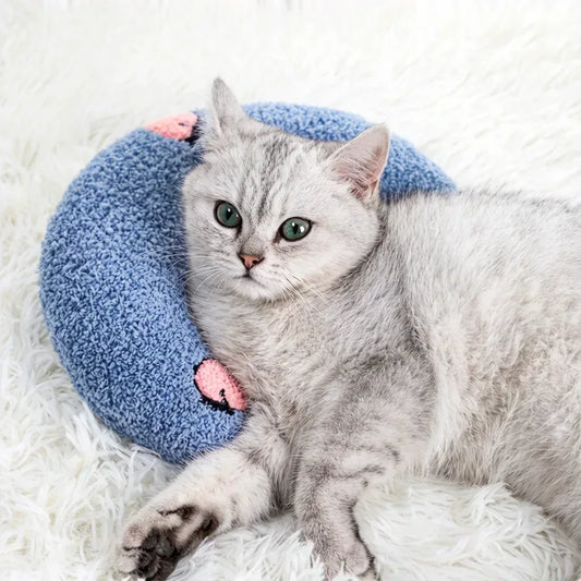 Gato descansando com a cabeça apoiada em almofada macia para maior conforto