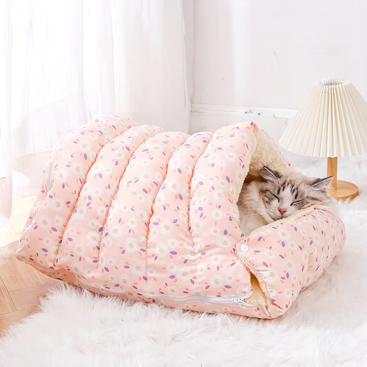 Gato deitado em cama enrolável para gatos 