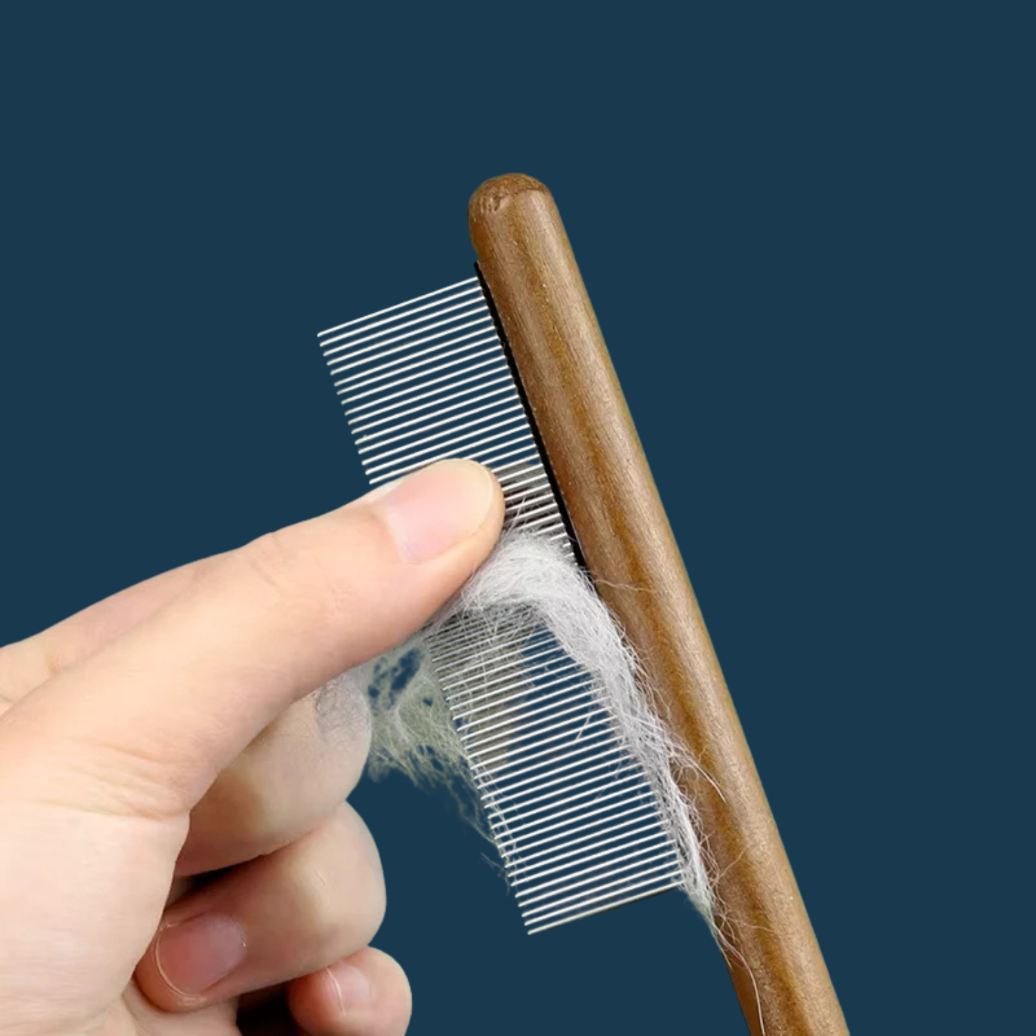 Pelos sendo removidos com pente para gatos aço inox