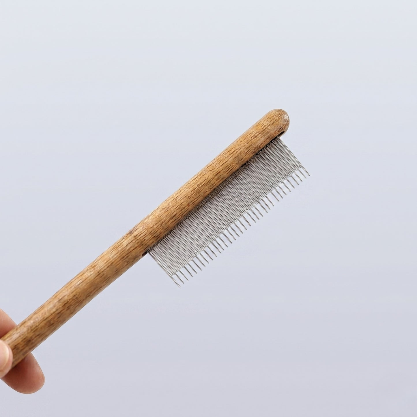 Pente para gatos feito com dentes em aço inox e cabo em madeira