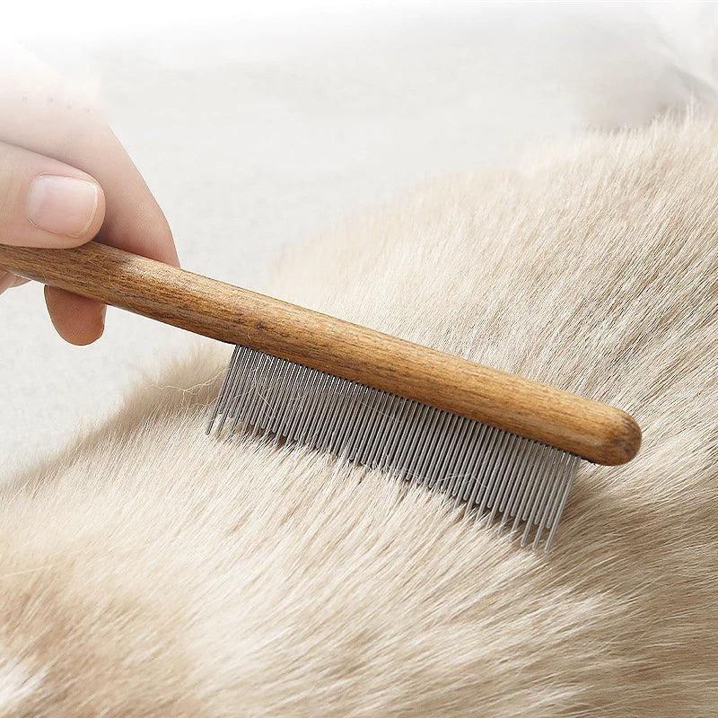 Pente sendo passado na pelagem do gato