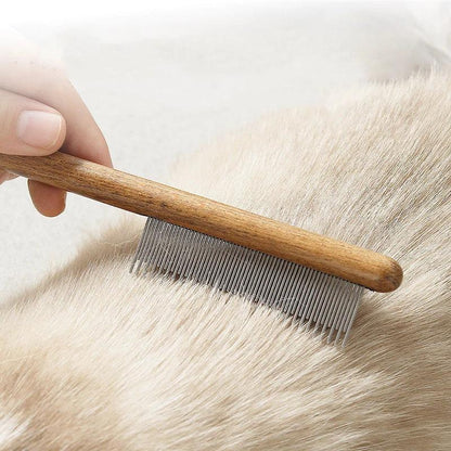 Pente sendo passado na pelagem do gato