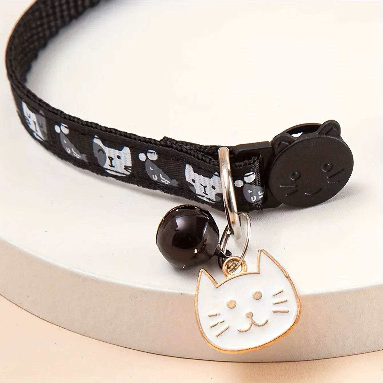 Detalhe do pingente de gatinho da coleira para gatos